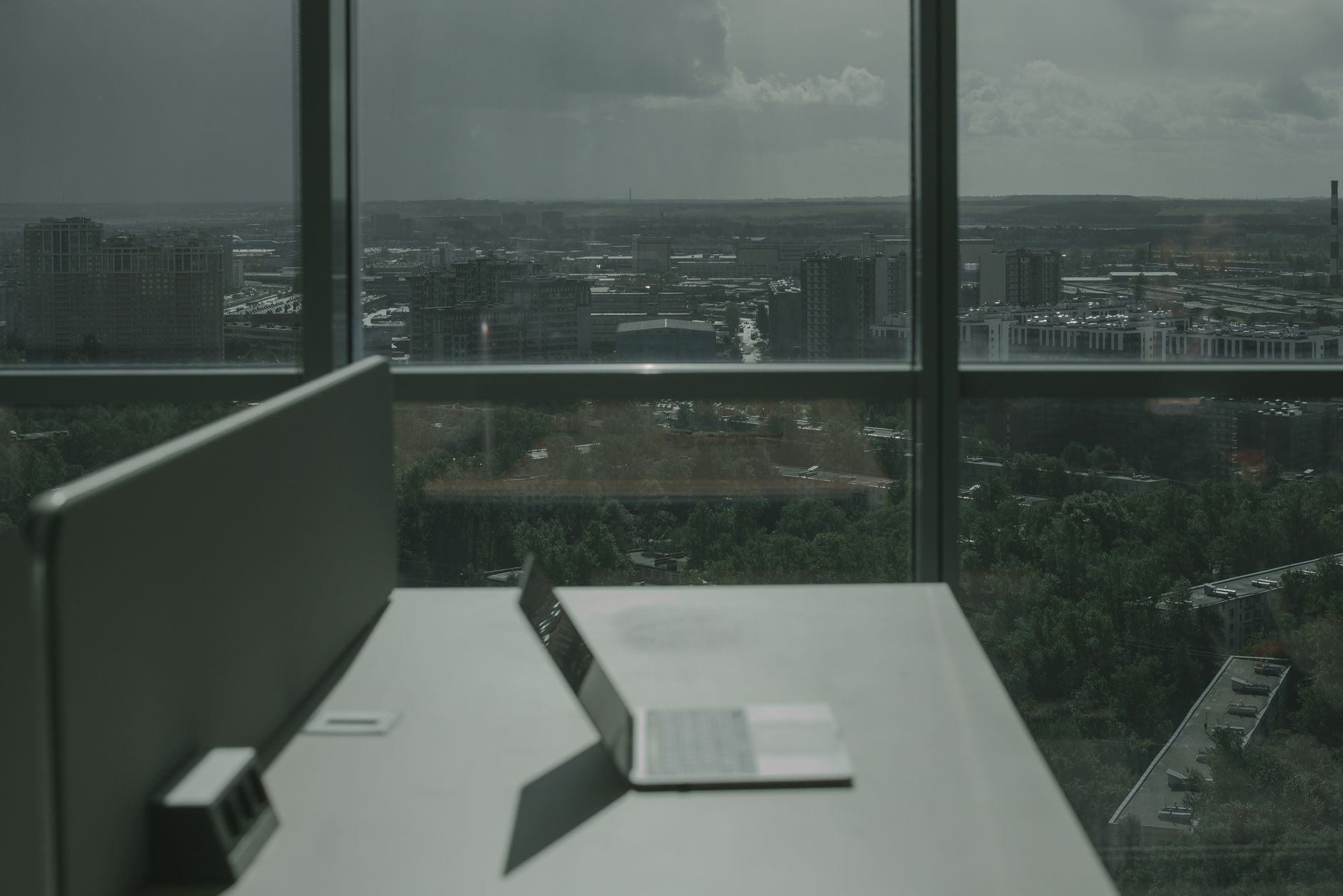 Escritorio con vista urbana